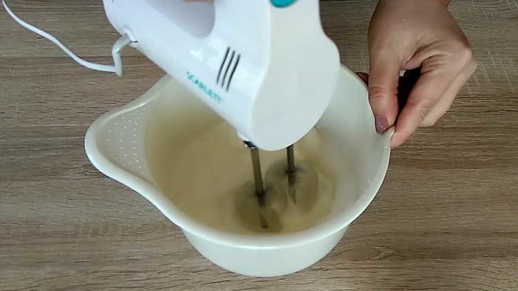 разбийте сметана с миксер