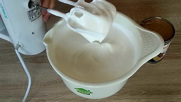 разбийте сметана до еластичност