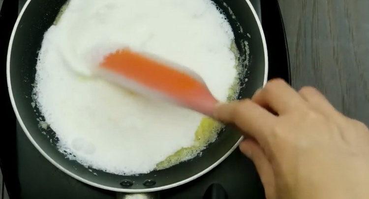 afegir la crema agra