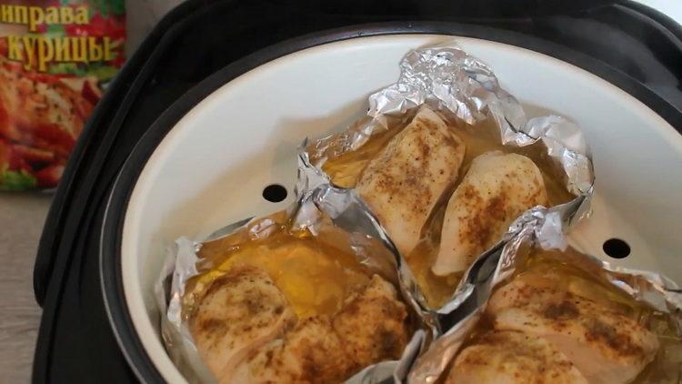 Pui cu aburi delicios în suc propriu