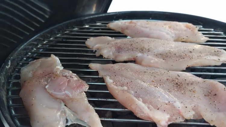 poner el pollo a la parrilla