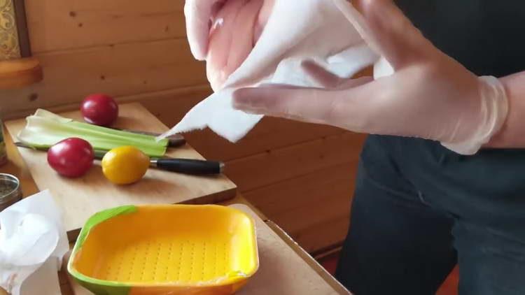 limpia el pollo con una toalla de papel