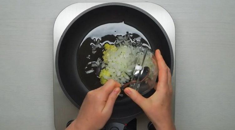 smažte cibuli a zázvor