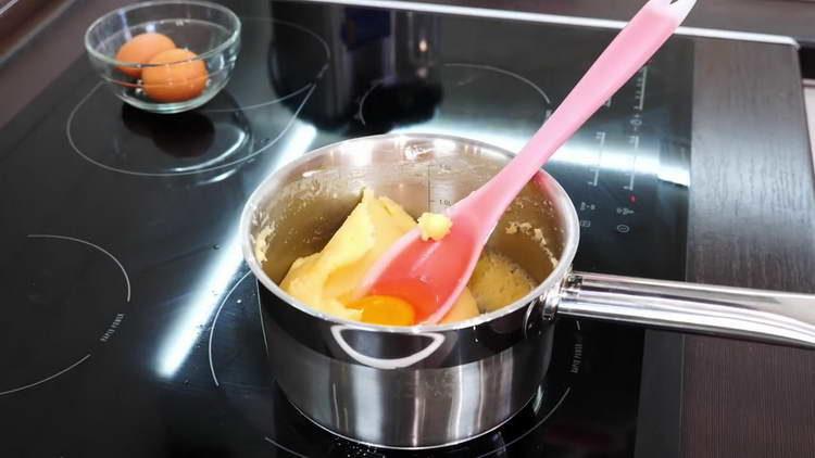 add eggs to the stewpan