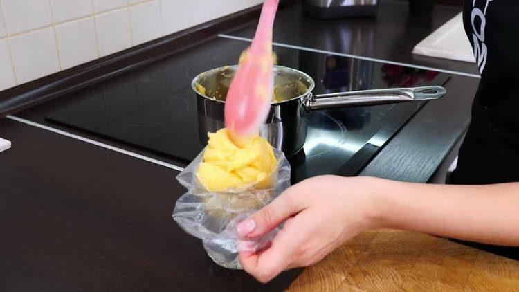 put the dough in a pastry bag