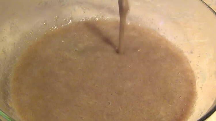 se toarnă făină cu apă