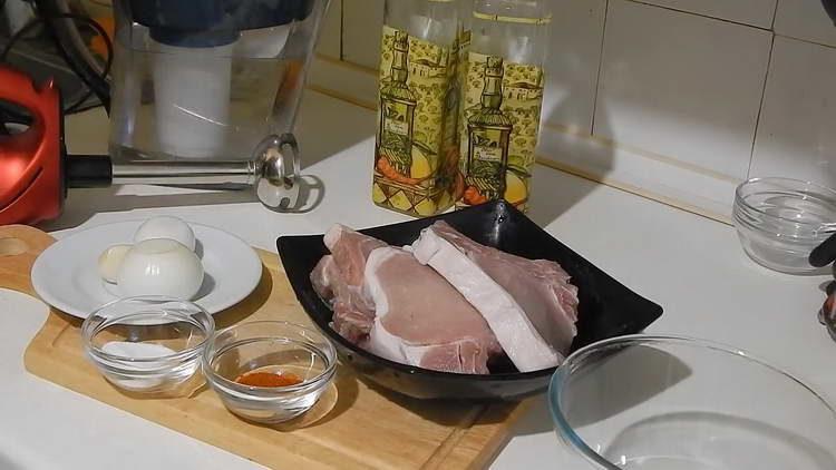 Wir putzen Knoblauch und Zwiebeln