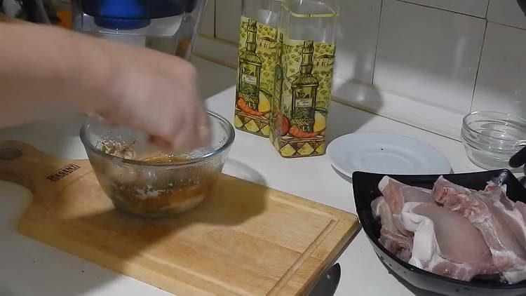 Gewürze in die Zwiebel geben