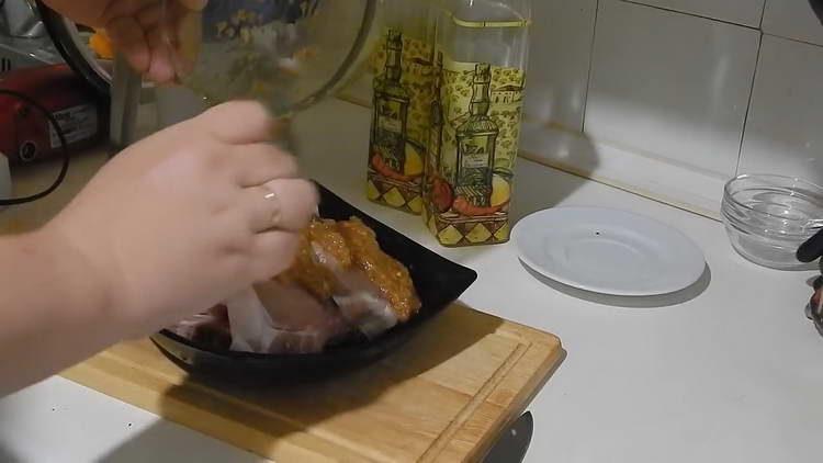 Steaks mit Marinade einfetten