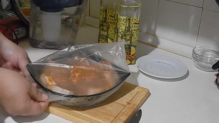 Lassen Sie das Schweinefleisch marinieren