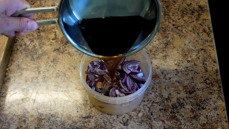 Zwiebel mit Marinade gießen