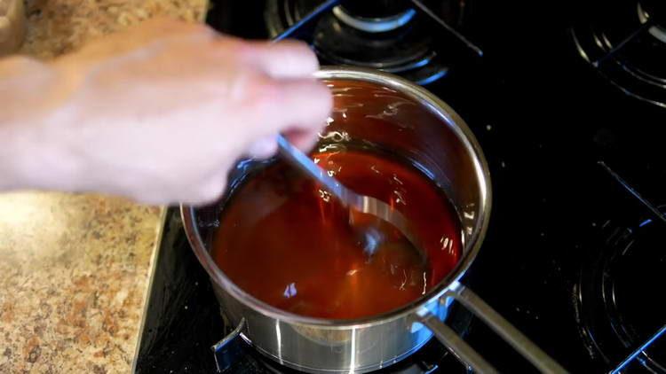 Die Marinade zum Kochen bringen