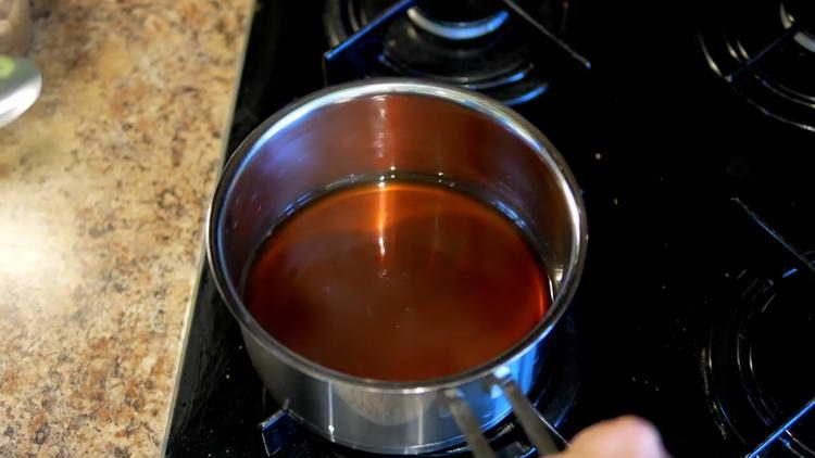 Marinade vom Herd nehmen