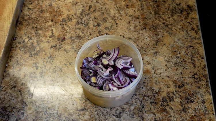 Wir schieben den Bogen in den Container