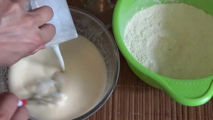 amestecă ouăle și zahărul