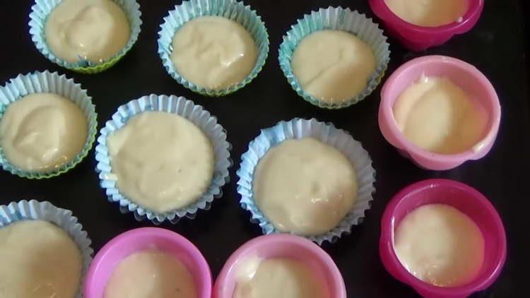 turnați aluatul în forme