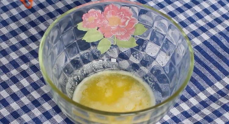 se toarnă untul într-un bol