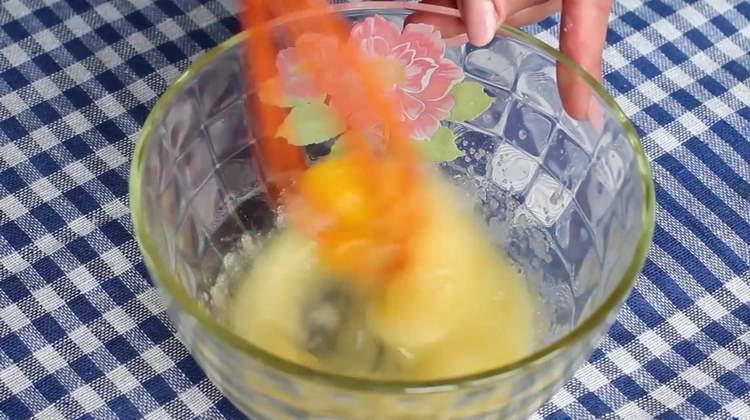 amestecă oul cu zahărul