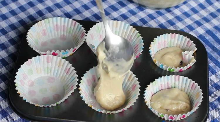 se toarnă aluatul în forme