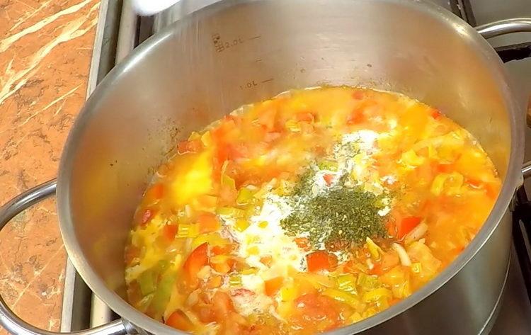 добавете сметана и подправки