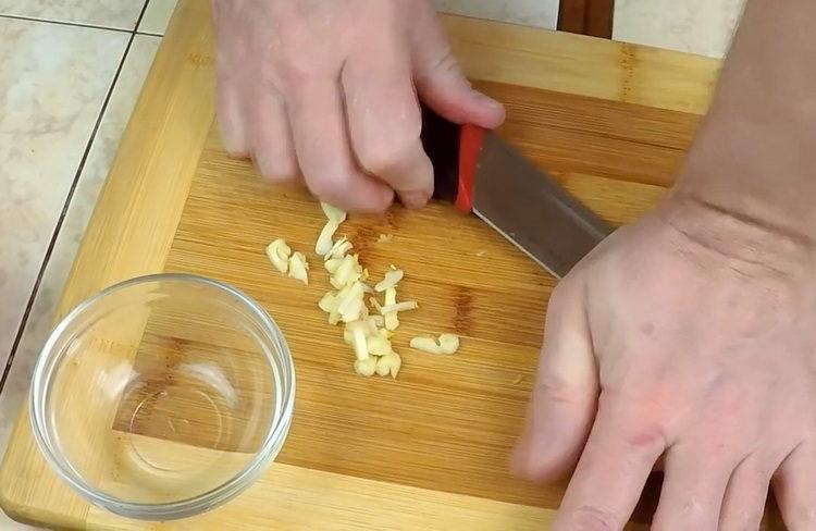 накълцайте чесъна