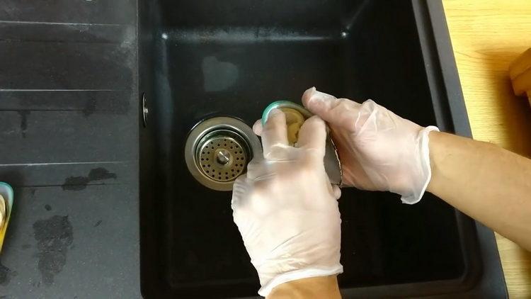 éplucher les moules