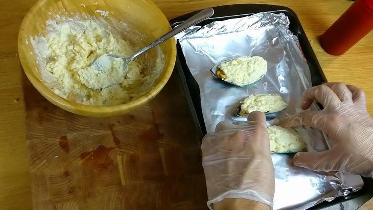 mettre les moules sur une plaque à pâtisserie