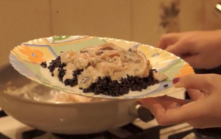 морски дарове в сметанов сос готов