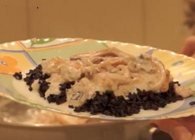 Вкусна морска храна в кремообразен сос