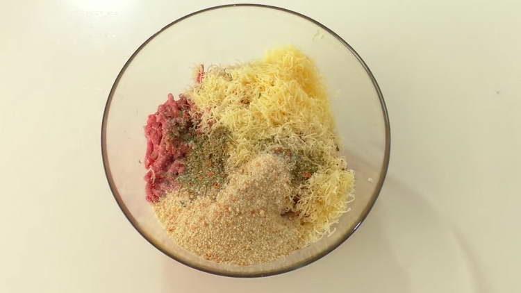 mélanger la viande hachée et le fromage râpé