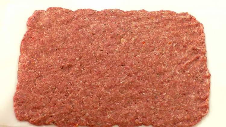 répartir la viande hachée sur une plaque à pâtisserie