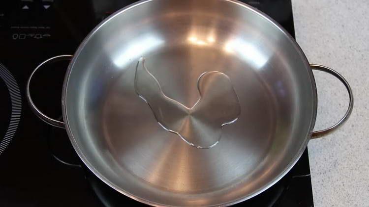 nalijte olej do pánve