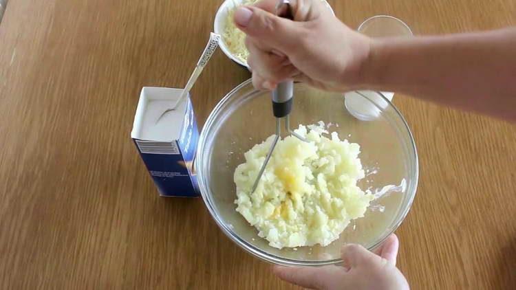 Kartoffelpüree zerdrücken