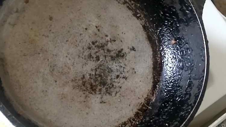 tuangkan minyak ke dalam kuali