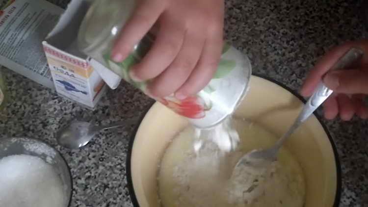 Campurkan campuran kering dan cecair