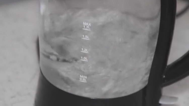 se toarnă ghimbirul cu apă clocotită