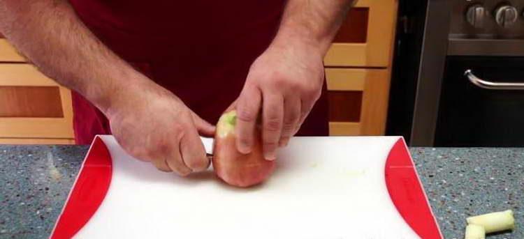 faceți o incizie pe măr