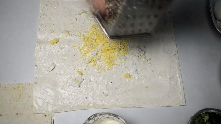 настържете яйцата