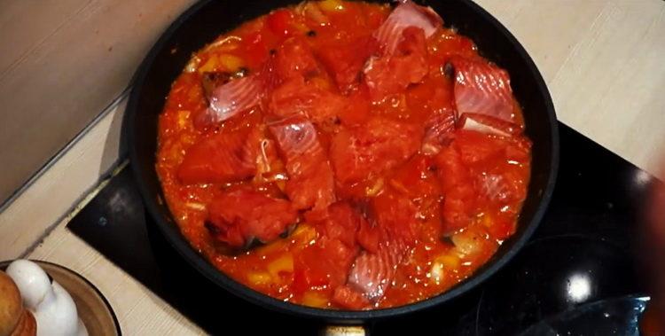 adăugați pește în sos