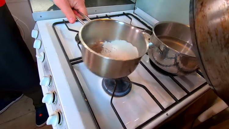 zünde hundert mit Mehl an