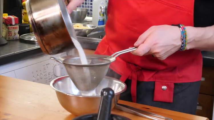 Die Sauce durch ein Sieb geben