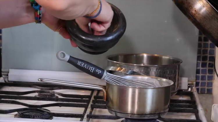 gieße Gewürze in die Sauce