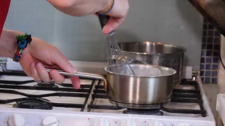 Mischen Sie die Sauce mit einem Schneebesen