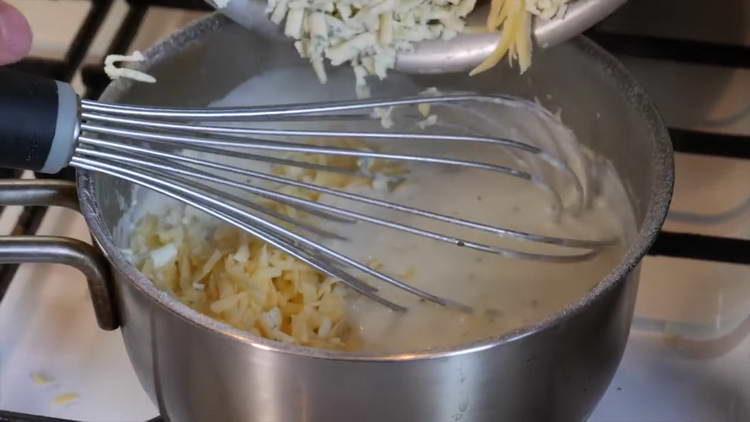 Den Käse in einen Topf geben