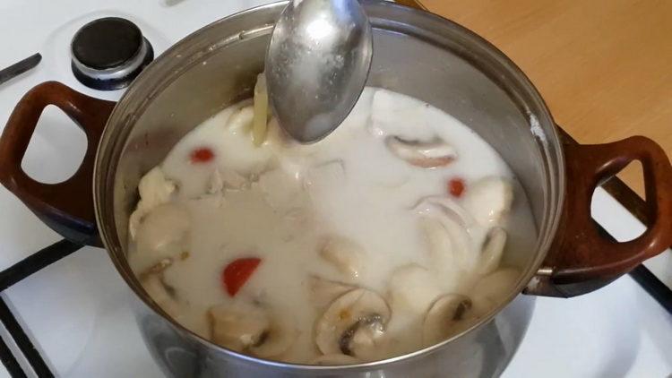 מערבבים ומרתיחים את החומרים