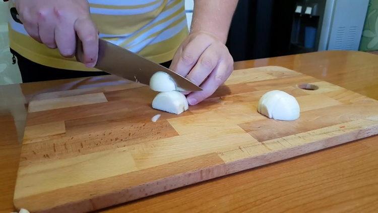 קוצצים את הבצל