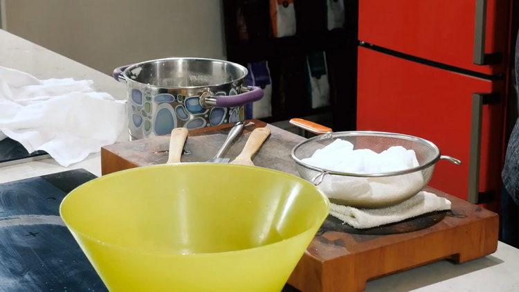 Brânză DIY pe o rețetă pas cu pas cu fotografii