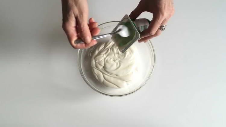 смесете заквасена сметана и кисело мляко