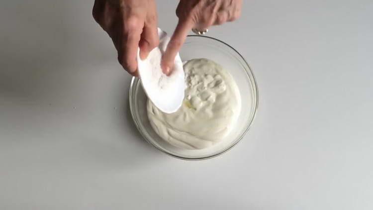 изсипете сол до заквасена сметана