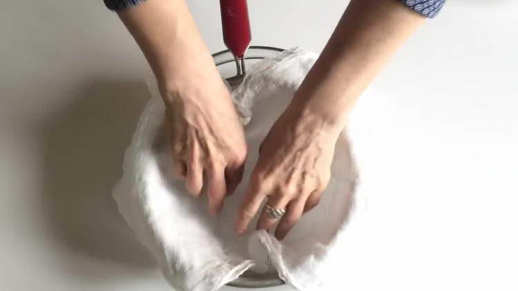 поставете марля върху сито